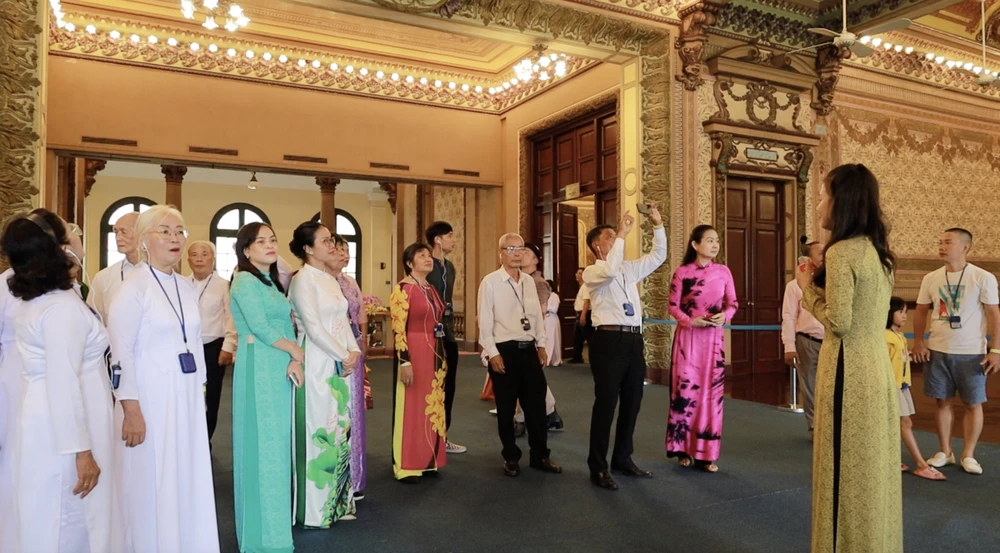 Thuyết minh viên giới thiệu lịch sử hình thành và kiến trúc trụ sở cho du khách.