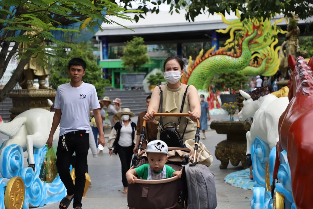 Nhiều gia đình đưa con nhỏ đến Suối Tiên từ rất sớm.