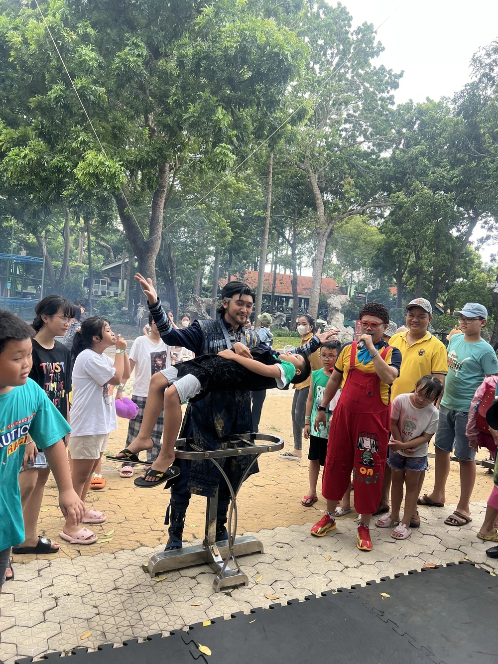 Du khách và các em thiếu nhi được đắm mình trong thế giới của các nhân vật của Tranformers với robot khổng lồ, 5 anh em siêu nhân cùng các nhân vật mascot đáng yêu.