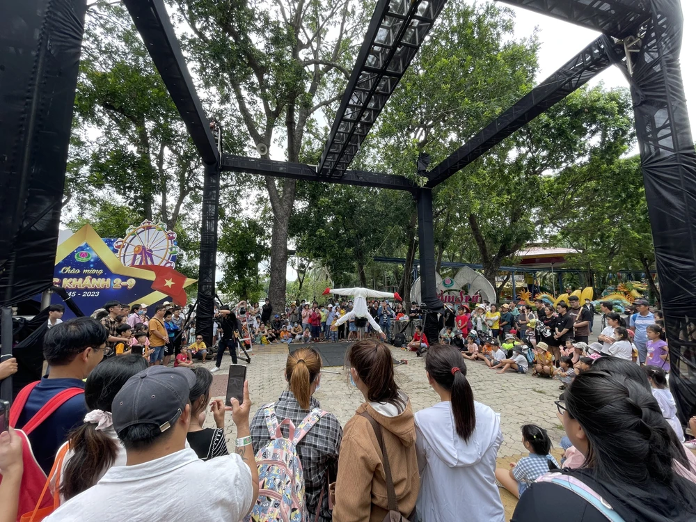 Show diễn vũ điệu thiên thần trên không trung là một trong những show độc đáo do các nghệ sĩ xiếc quốc gia thực hiện.