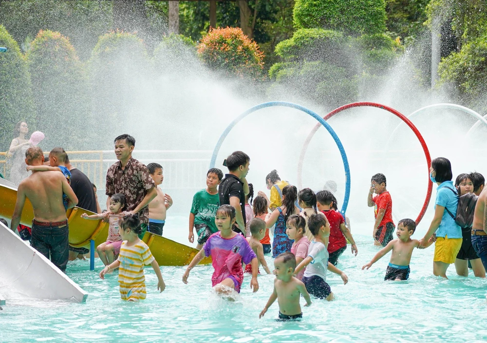 Hoạt động vui chơi dưới nước ở Thảo Cầm Viên thu hút các em nhỏ.