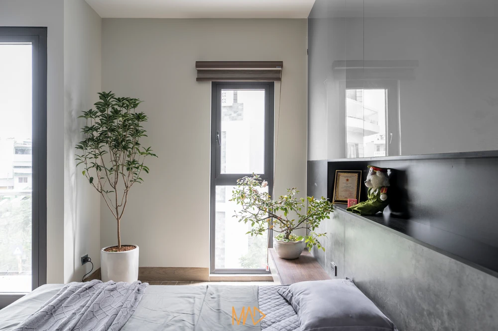 Vị trí phòng ngủ master có hai khoảng lấy thoáng là phía mặt tiền và khu giếng trời bên trong, do đó cửa sổ và cửa ban công thiết kế vừa đủ, không quá lớn.