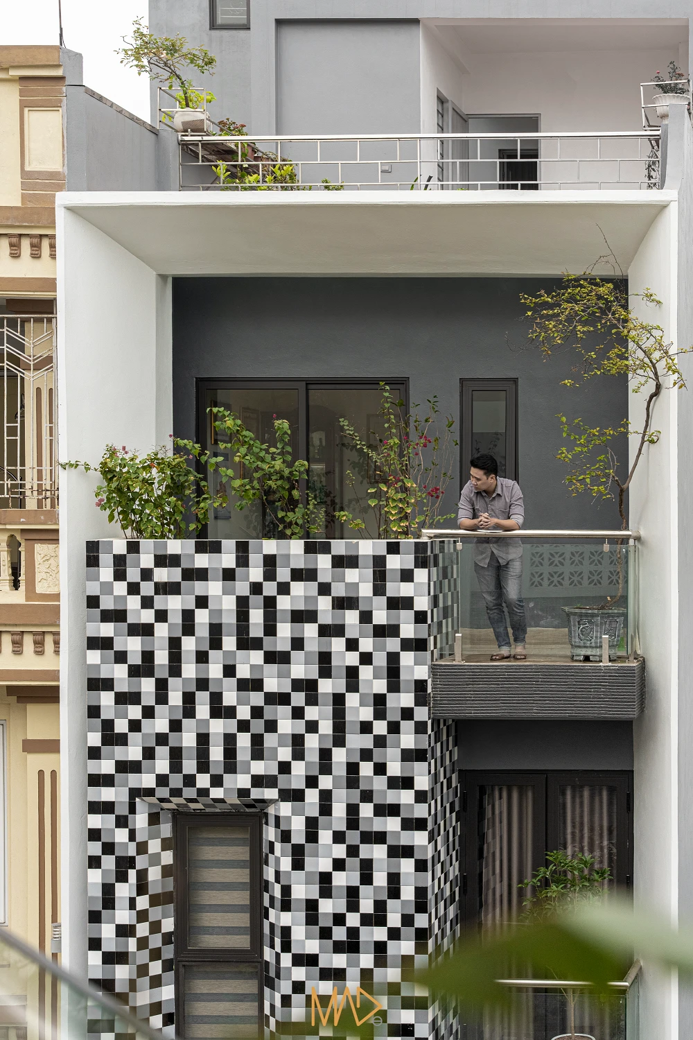 Căn nhà bắt đầu với khối chữ nhật cơ bản, kiến trúc sư tạo nên liên tiếp những tỉ lệ chồng lên nhau, làm lệch đi để có được những nhịp điệu hấp dẫn về mặt thị giác.