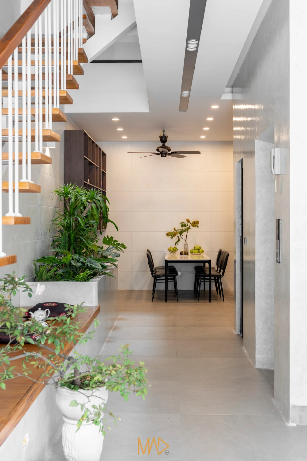 Kiến trúc sư MAD.e Studio sử dụng thủ pháp vát chéo để tạo hiệu ứng hút và tính động cho mặt đứng, tránh tạo sự nhàm chán.