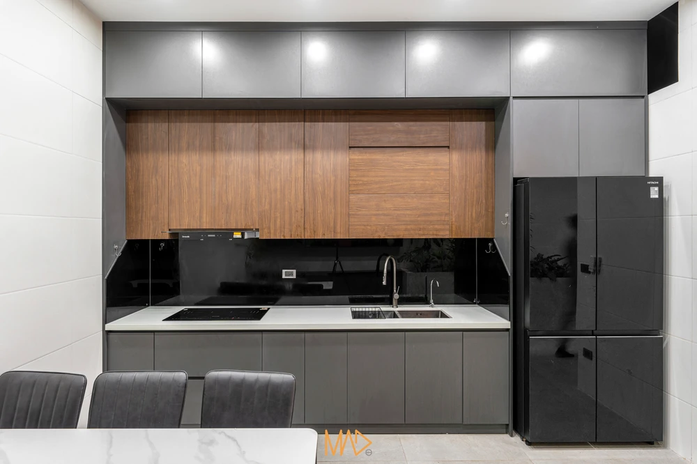 Việc lựa chọn bộ màu từ trắng sang đen chuyển tiếp hài hòa khiến căn nhà đơn giản lại, không phô trương và không làm mất đi sự mạnh mẽ trong thiết kế.