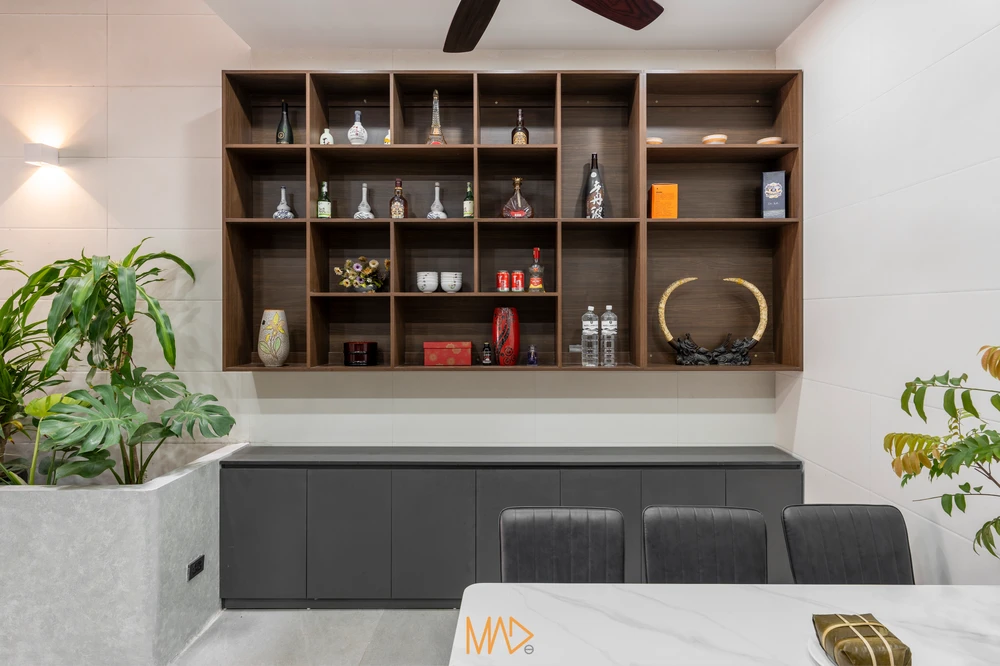 Tone màu chính vẫn là trắng - đen - ghi rất đặc trưng của phong cách hiện đại nhưng bổ sung thêm màu gỗ để làm ấm lại không gian.