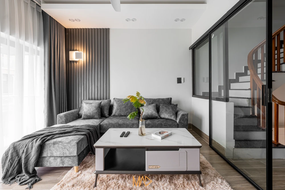 Cả nhà cùng nhau ở trong phòng sinh hoạt chung – phòng khách.