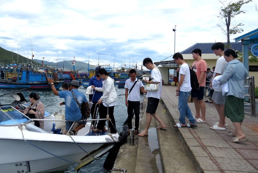 Lễ năm nay, lượng khách du lịch đến Nha Trang - Khánh Hòa tăng nhẹ. Ảnh: C.T.