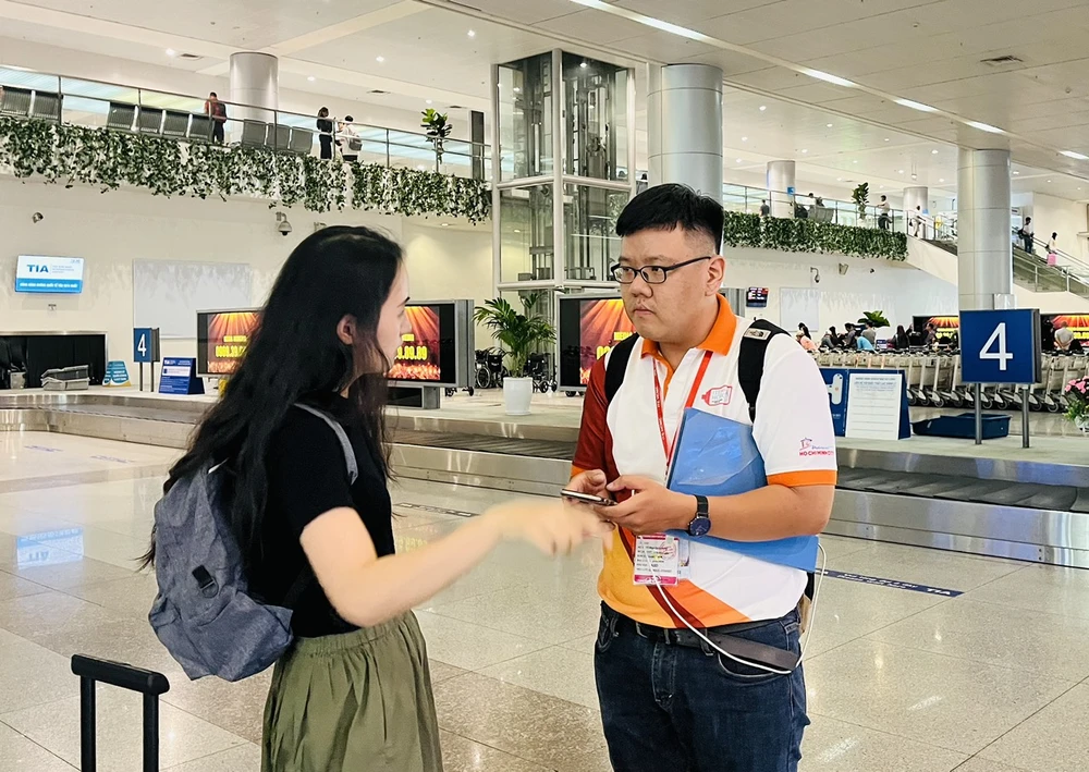 Chị Fan Liping, người mua đến từ Trung Quốc được tình nguyện viên hỗ trợ.