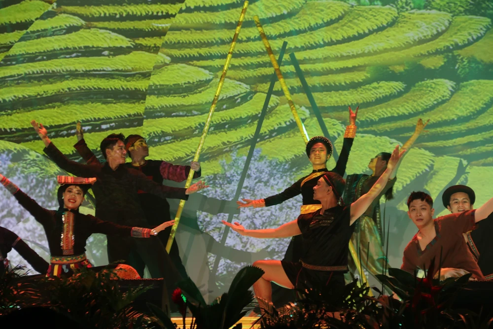 Tiết mục "Nụ cười Việt Nam” được dàn dựng bởi biên đạo Dương Nam Long.