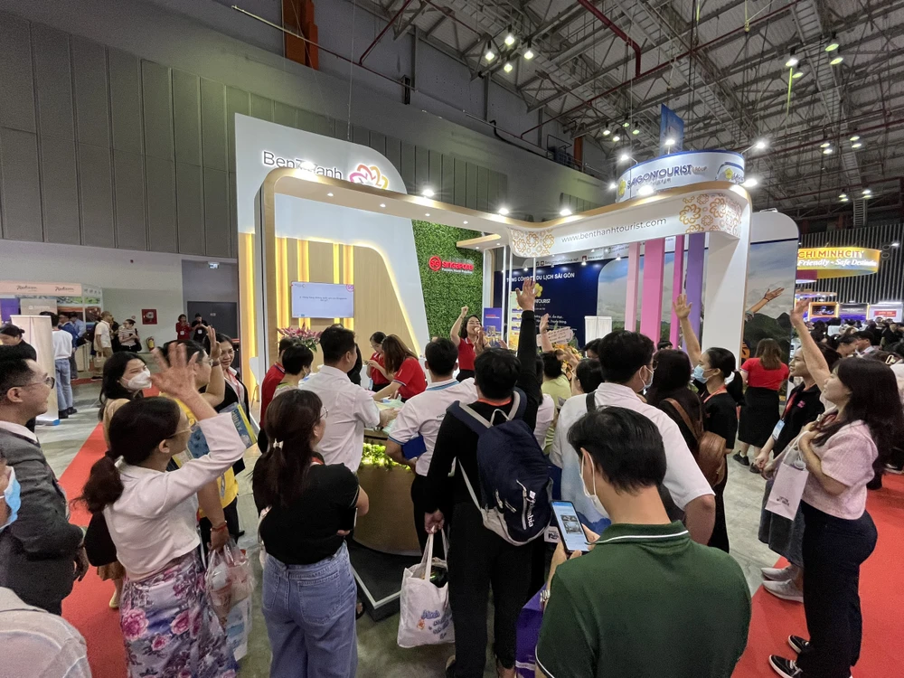 Khách tham gia minigame trả lời các câu đố về du lịch để sở hữu các phần quà, chất lượng đến từ BenThanh Tourist và Tổng cục Du lịch Singapore.