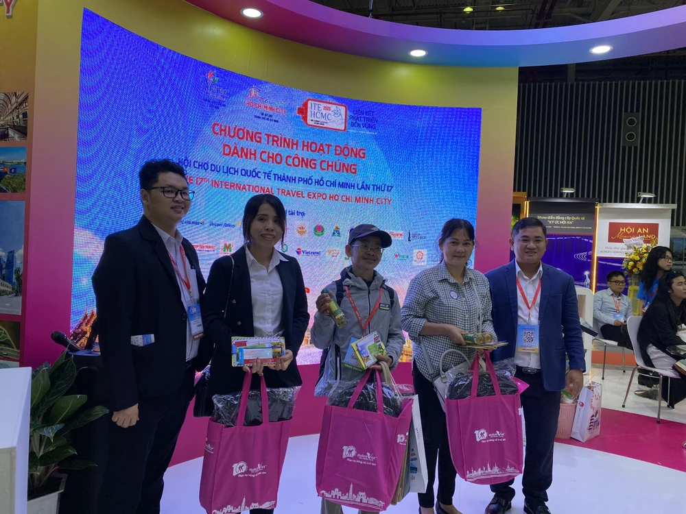 Công ty Du lịch Việt hưởng ứng ngày hội cùng Sở Du lịch TP với 500 voucher giảm giá du lịch (tối đa trị giá 2.000.000/voucher) và 20 cái balo du lịch.