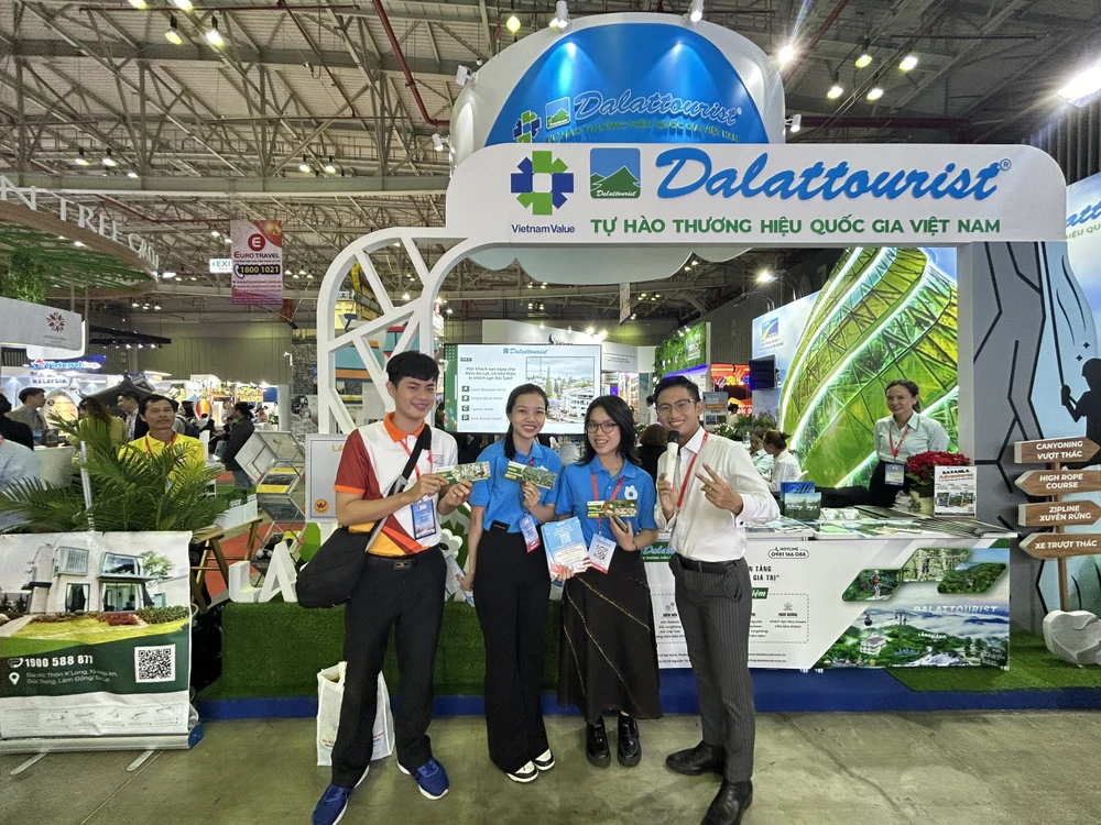 Du khách trả lời câu hỏi đúng về Đà Lạt được nhận các phần quà hấp dẫn là voucher du lịch từ Công ty Dalattourist.