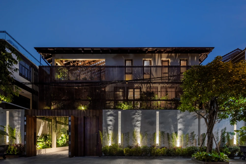 Từ khu vực phòng tắm bồn, phòng xông hơi, phòng karaoke đều được bố trí trong ngôi nhà, tạo nên một nơi chốn đầy đủ, tiện nghi và thoải mái.