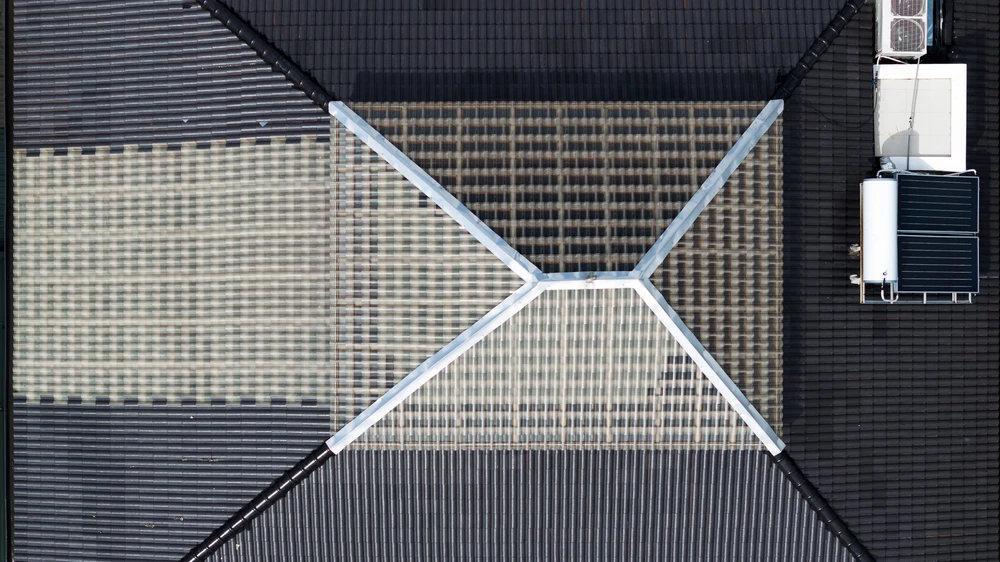 Cách xếp từng viên gạch ở phần mái cho thấy nét nổi bật của biệt thự so với những ngôi nhà xung quanh.