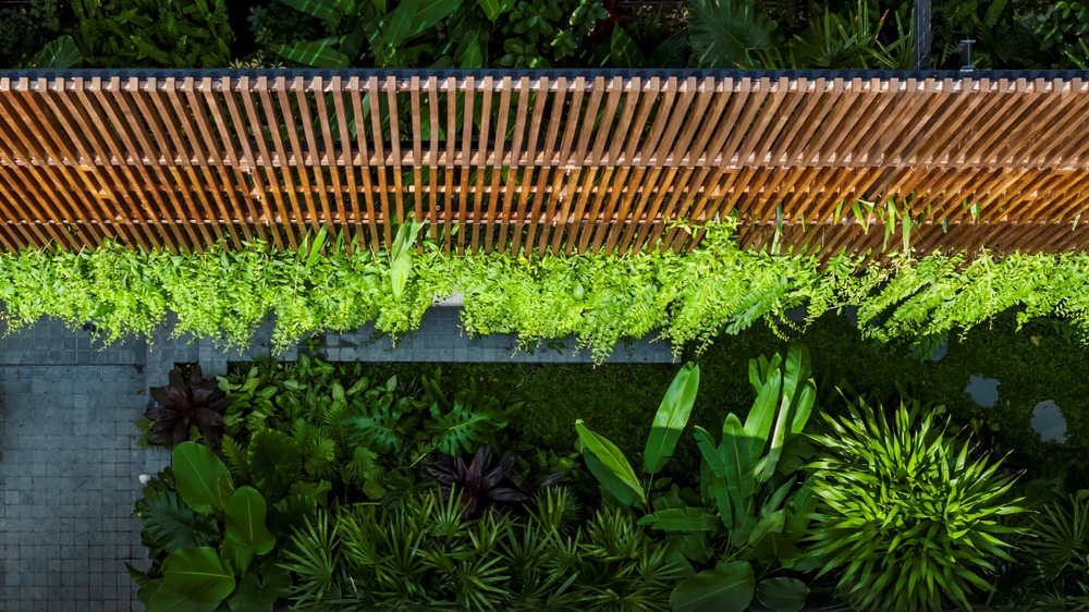 Tầng trệt ngôi nhà gồm nơi để xe, sân vườn nhỏ, một toilet chung, khu vực bếp nối thông với phòng ăn, phòng khách, phòng ngủ cho ông bà và thang máy.