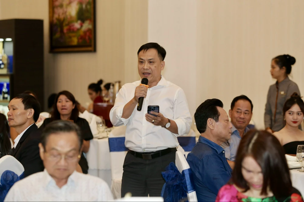 Về góc độ doanh nghiệp, ông Nguyễn Văn Hùng Cường, Tổng Giám đốc Công ty CP Dịch vụ Hàng không Tân Sơn Nhất (SASCO) gửi lời chúc mừng và góp ý những chuyên mục về kinh tế trên Báo.