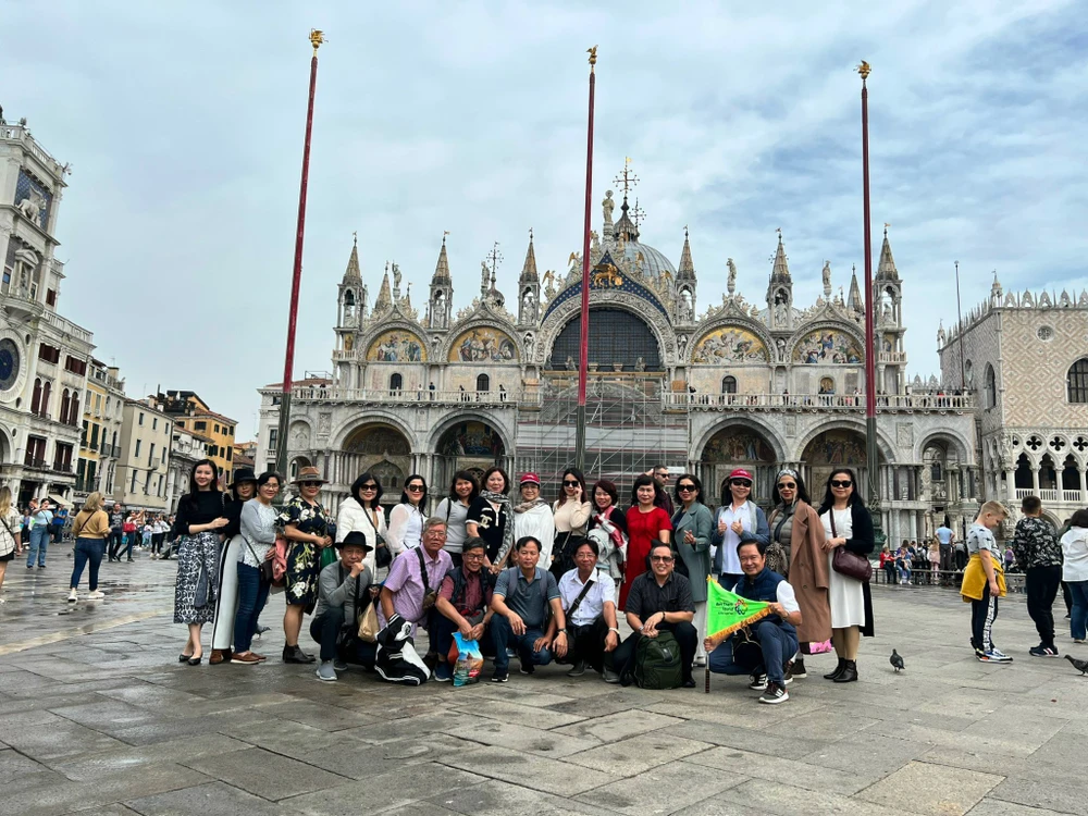 h05 - Doan du khach cua BenThanh Tourist tai chau Au.jpg