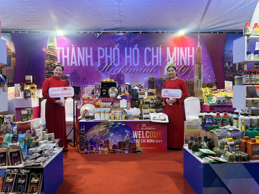 Gian hàng trưng bày sản phẩm đặc trưng của ngành Du lịch TP.HCM.