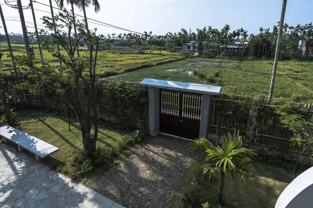 Khi tiếp nhận công trình đã xong phần thô, kiến trúc sư BOW.Atelier dựa trên sườn công trình có sẵn, mở thêm một vài khoảng lấy ánh sáng mới.