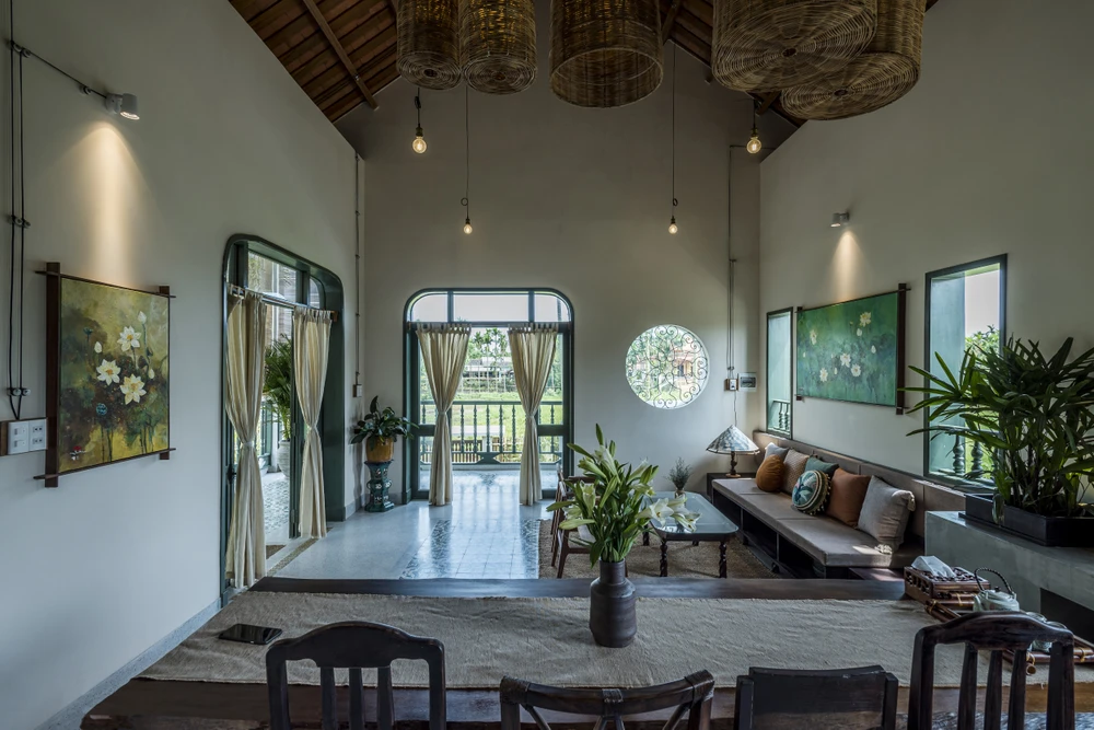 Ngoài ra, với kiểu dáng hoài cổ và chất gỗ tốt qua năm tháng giúp không khí công trình trở trên gần gũi và quen thuộc hơn.