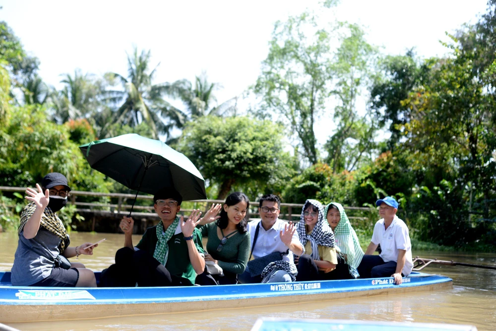 Trải nghiệm các loại hình vận chuyển thuyền,vỏ lãi, tắc ráng... là những đặc trưng của 13 tỉnh, thành ĐBSCL.