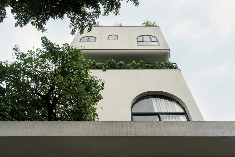 Gia chủ mong muốn sống trong một<i> ngôi nhà </i>thật rộng rãi, tiện nghi với rất nhiều phòng ốc chức năng và các sân vườn thoáng đãng