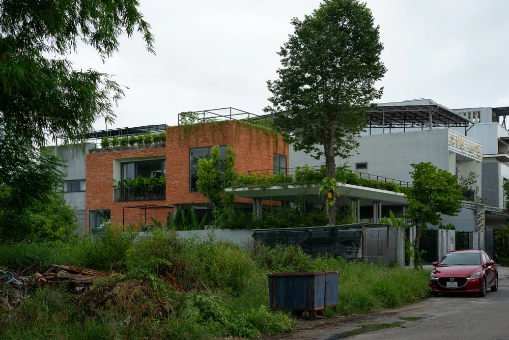 Ngôi nhà được xây trên khu đất rộng 373 m<sup>﻿2</sup>, tại trung tâm TP Tam Kỳ, tỉnh Quảng Nam, được thiết kế bởi kiến trúc Phan Văn Trần Tuấn (Hinztudio).