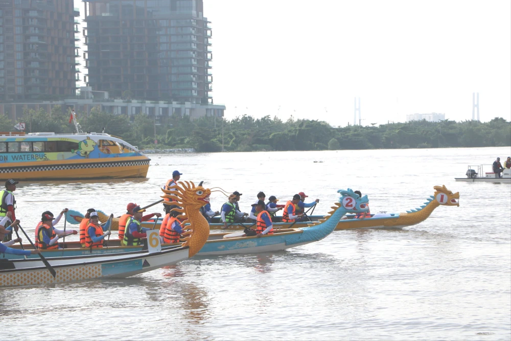Hoạt động thể thao dưới nước trong Lễ hội Sông nước TP.HCM lần thứ nhất. Ảnh: THU TRINH.