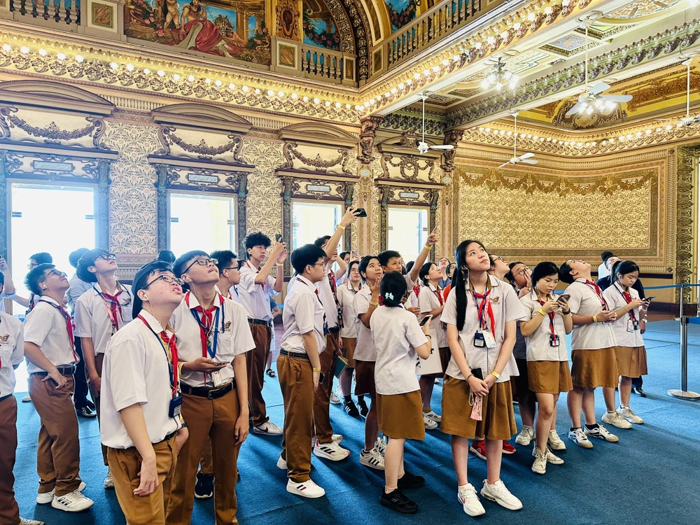 Lần đầu tiên sản phẩm du lịch 'Chương trình tham quan Di tích kiến trúc nghệ thuật cấp quốc gia Trụ sở HĐND và UBND TP.HCM ' được tổ chức. 