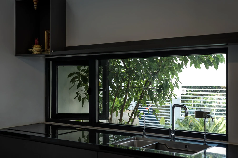 Ngôi nhà luôn tràn ngập ánh sáng và không khí tươi mới tự nhiên từ bên ngoài. Mùa hè luôn mát mẻ và mùa đông thì ấm áp.