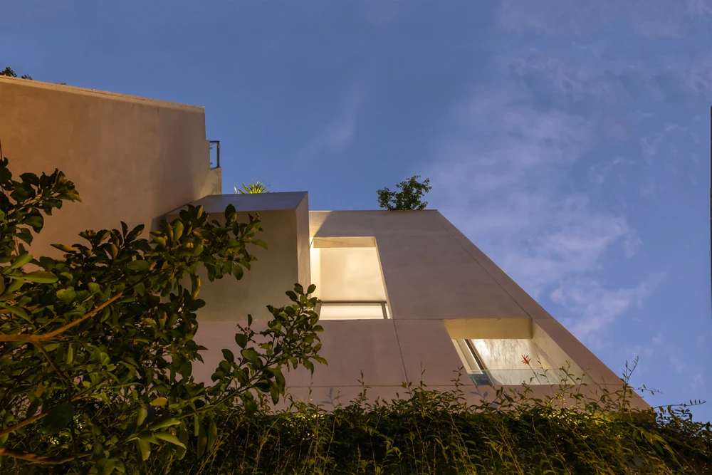 Khu đất xây dựng của AD House cũng nằm trong bối cảnh các ngôi nhà nằm san sát nhau trong khu đô thị mới phát triển.