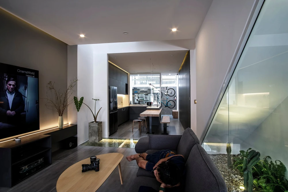 Kiến trúc sư Naw Studio lên ý tưởng thiết kế ngôi nhà là một khối công năng cắt xiên được 'treo lơ lửng' giữa mặt đứng.