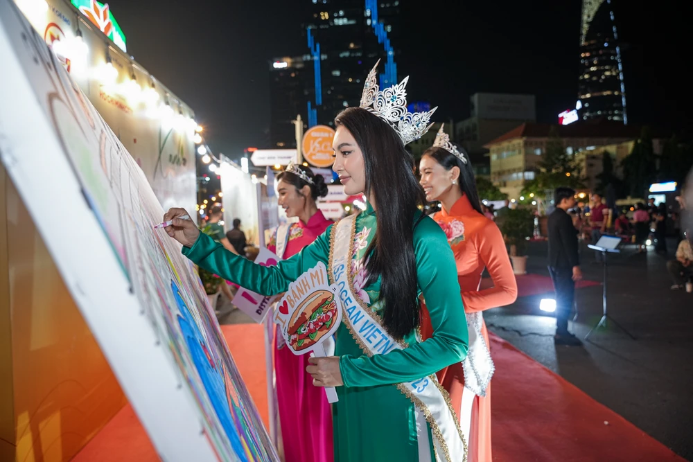 Người đẹp chung tay vẽ bức tranh Doodle về du lịch quận 1 trong khuôn khổ Tuần lễ Du lịch TP.HCM lần thứ ba.