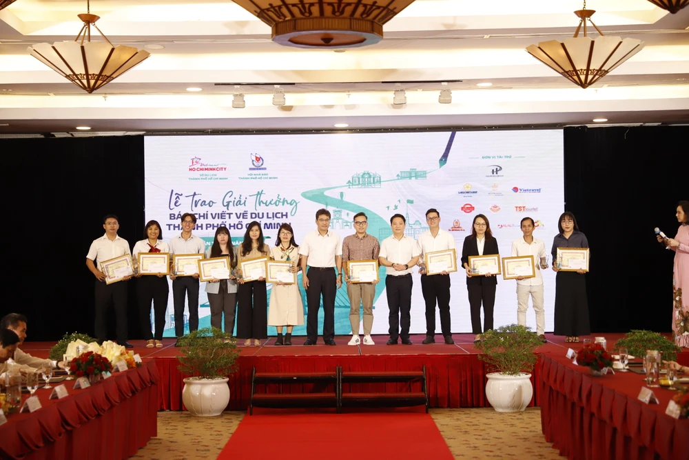 Các báo nhận giải loại hình báo in, báo điện tử của giải thưởng Báo chí viết về Du lịch TP.HCM năm 2023.