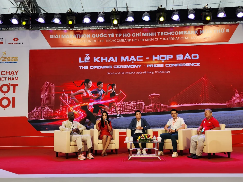 Lãnh đạo Sở Du lịch, Sở VH-TT cùng đơn vị đồng hành trả lời báo chí tại họp báo giải chạy Marathon Quốc tế TP.HCM Techcombank mùa thứ 6.