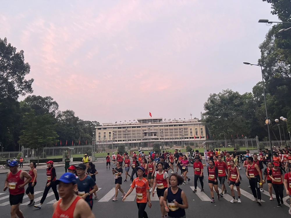 Vận động viên thực hiện giải chạy marathon quốc tế quảng bá du lịch TP.HCM.