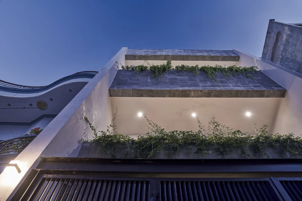 Ngôi nhà có ba tầng được thiết kế bởi nhóm thiết kế 28’Creative.