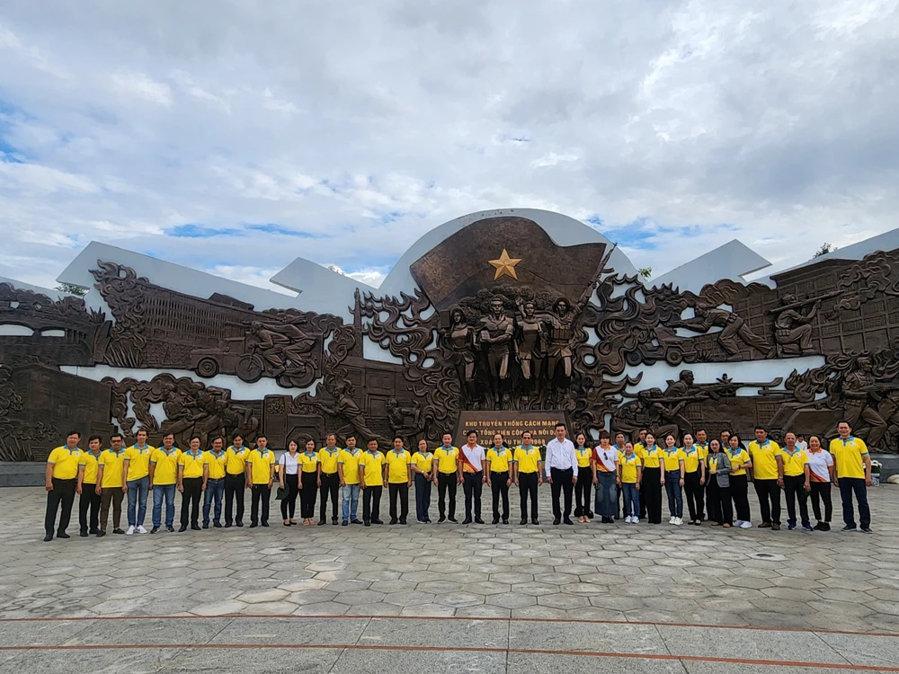 Điểm đến du lịch đầu tiên của đoàn khảo sát là khu truyền thống cách mạng cuộc tổng tiến công và nổi dậy xuân Mậu Thân 1968 có tổng diện tích 12ha tại xã Tân Nhựt.