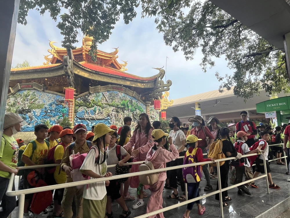 Ghi nhận tại Khu Du lịch Văn hóa Suối Tiên (TP Thủ Đức), trong sáng ngày đầu nghỉ tết Dương lịch, số lượng khách đến tham quan khá nhộn nhịp và đông đúc.