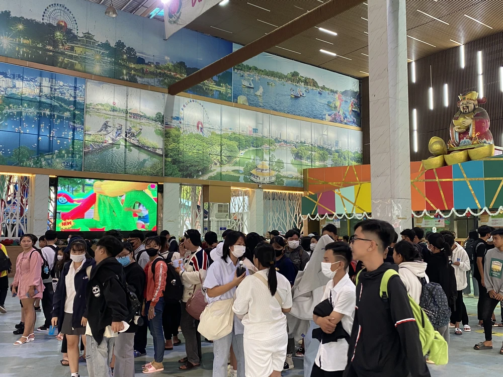 Từ sáng ngày 31-12-2023, Công viên văn hóa Đầm Sen (quận 11) trở nên nhộn nhịp đông đúc, nhiều bạn trẻ, nhiều gia đình dẫn con đi dạo, xem thú thư giãn ngày thứ hai của kỳ nghỉ tết Dương lịch 2024. Ảnh: THU TRINH.