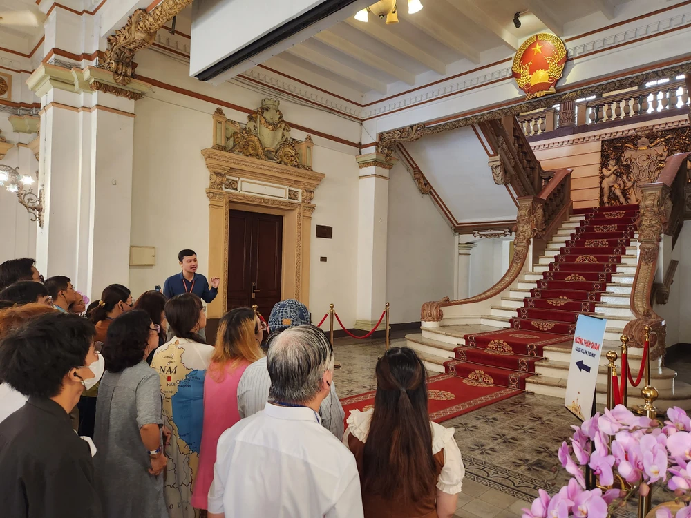 Trụ sở UBND TP.HCM và HĐND TP.HCM mở cửa đón khách tham quan hai ngày cuối năm 2023 đã thu hút nhiều người dân và du khách.