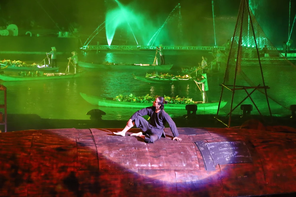 Chương trình nghệ thuật 'Dòng sông kể chuyện' được tổ chức với nguồn kinh phí xã hội hóa hơn 40 tỉ đồng trong khuôn khổ lễ hội sông nước TP.HCM lần 1 năm 2023. Ảnh: THU TRINH.