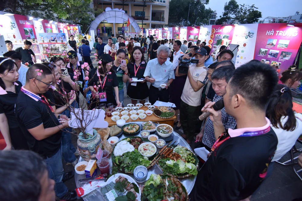 Hội thi “Tinh hoa ẩm thực xứ Thanh 2024” lần 1 diễn ra tại Thao trường huấn luyện quân sự quận Gò Vấp.