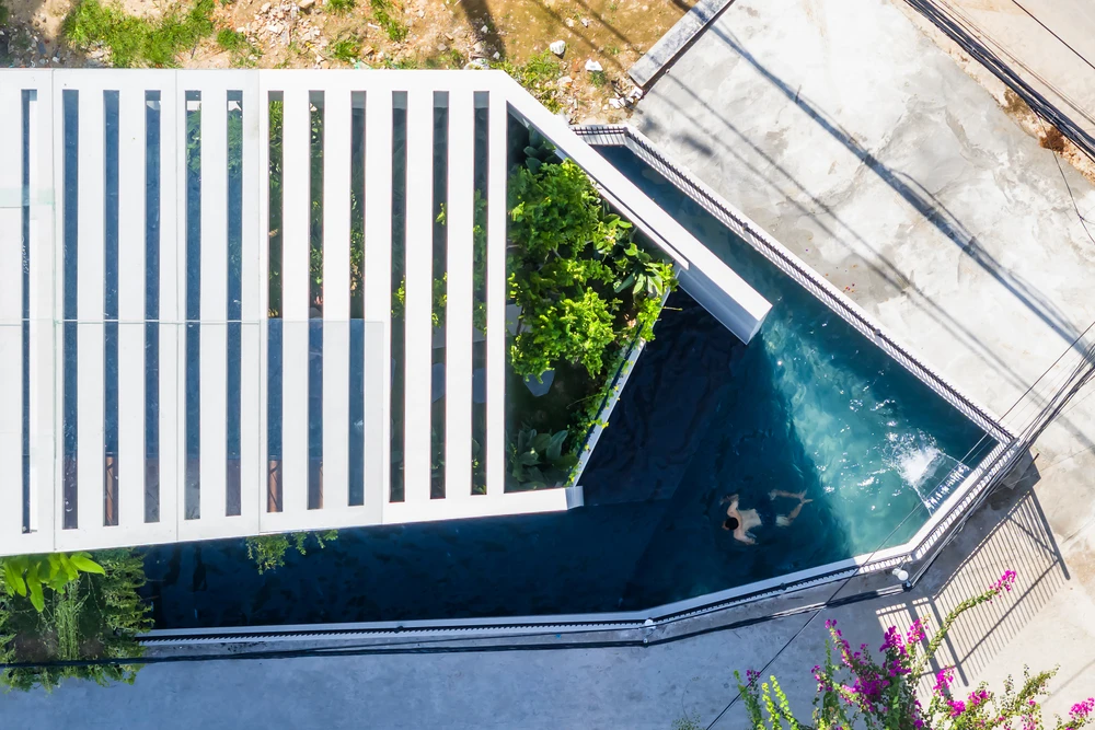 Kiến trúc sư mang ánh sáng tự nhiên vào ngôi nhà thông qua giàn lam cỡ lớn và mái kính bên trên khu vực cầu thang cũng như nhiều ô cửa kính được sử dụng hạn chế việc sử dụng đèn điện vào ban ngày.