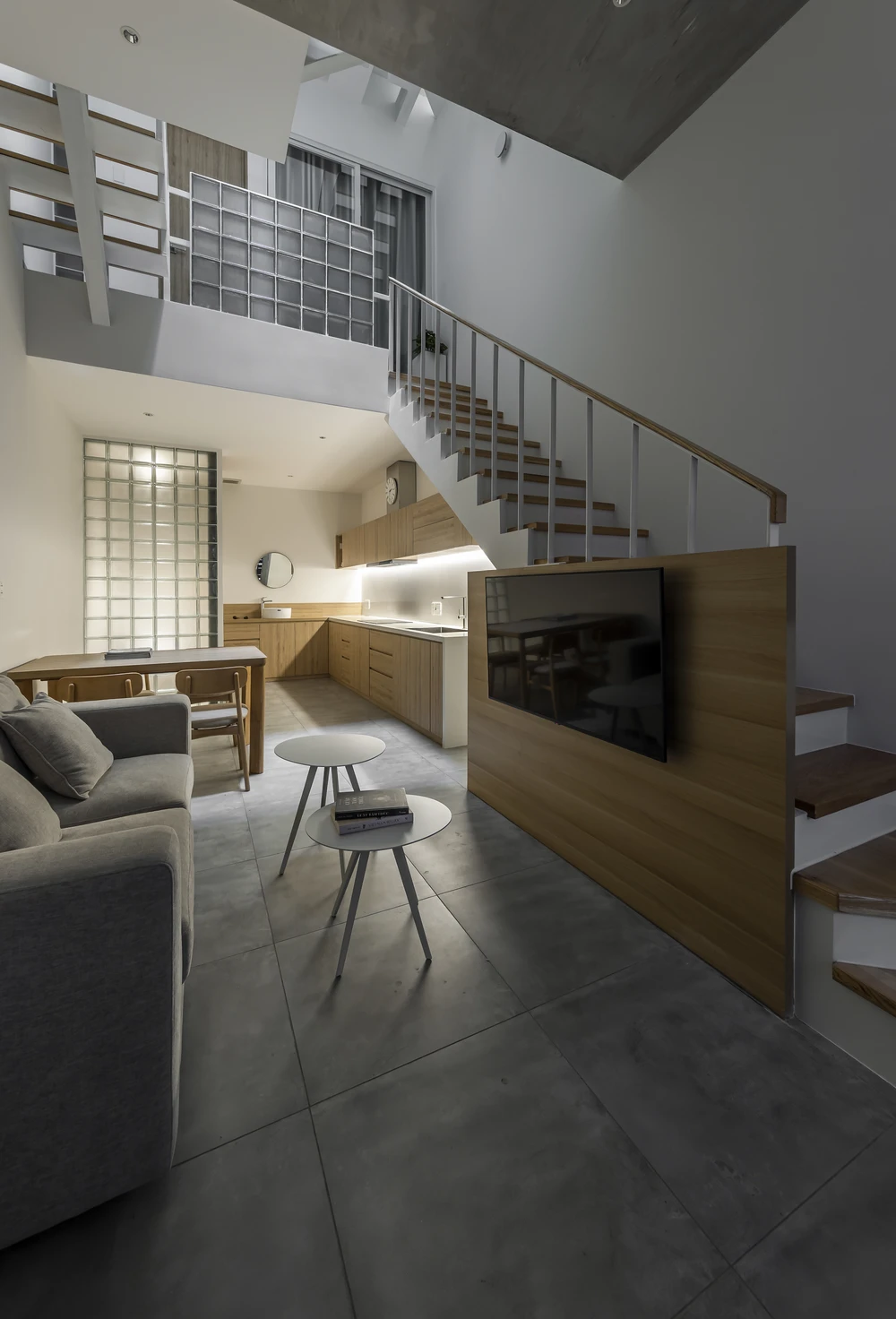 Kiến trúc sư thiết kế khung cửa chính bằng sắt và những tấm sắt đục lỗ cùng màu giúp bên trong ngôi nhà dễ dàng kiểm soát được các hoạt động bên ngoài cửa.