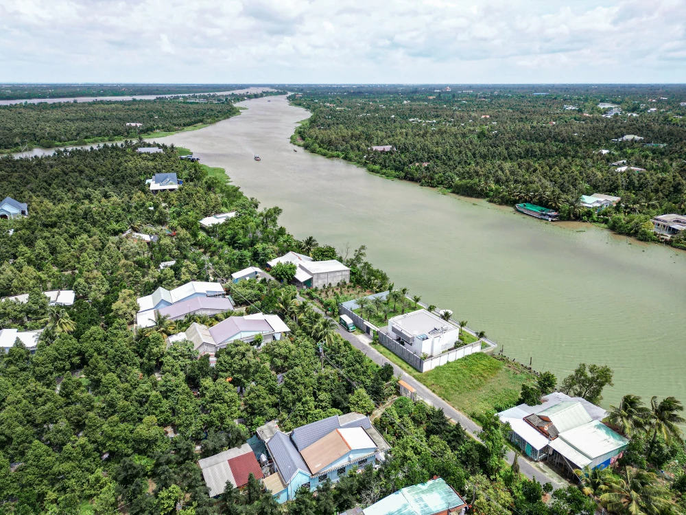 Với diện tích xây dựng 132m², kiến trúc sư Nguyễn Quang Hiếu đã thiết kế một biệt thự ven bờ sông thành nơi nghỉ dưỡng lý tưởng dành cho gia chủ.