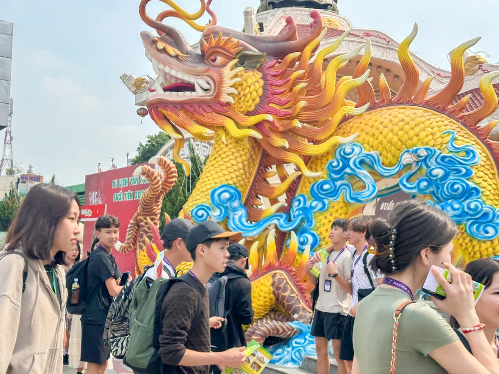 Những ngày cận tết Giáp Thìn 2024, người dân TP.HCM, du khách trong và ngoài nước đổ xô đến khu du lịch check-in với các linh vật rồng năm nay.