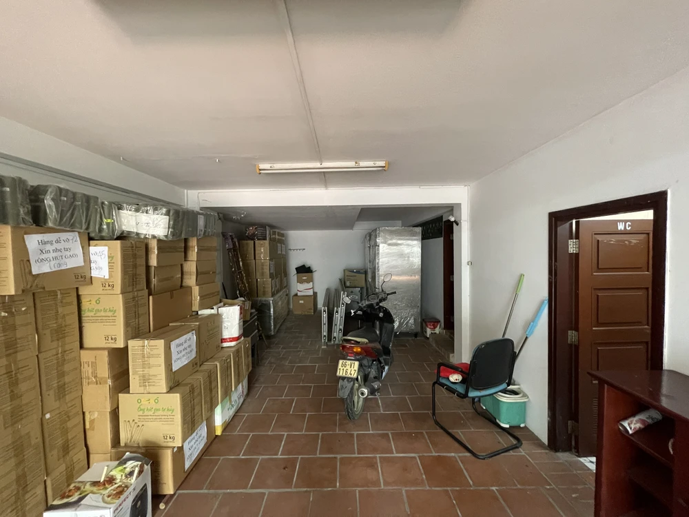 Việc thi công cải tạo ngôi nhà hết ba tháng, nhà cũ nên hư hại khá nhiều, buộc phải cạo và đập bỏ thay thế khá nhiều.