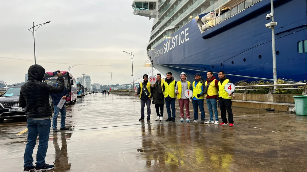 Việt Nam đón đoàn 3000 khách du lịch quốc tế bằng đường tàu biển vào ngày 29-1. Ảnh: THU TRINH.